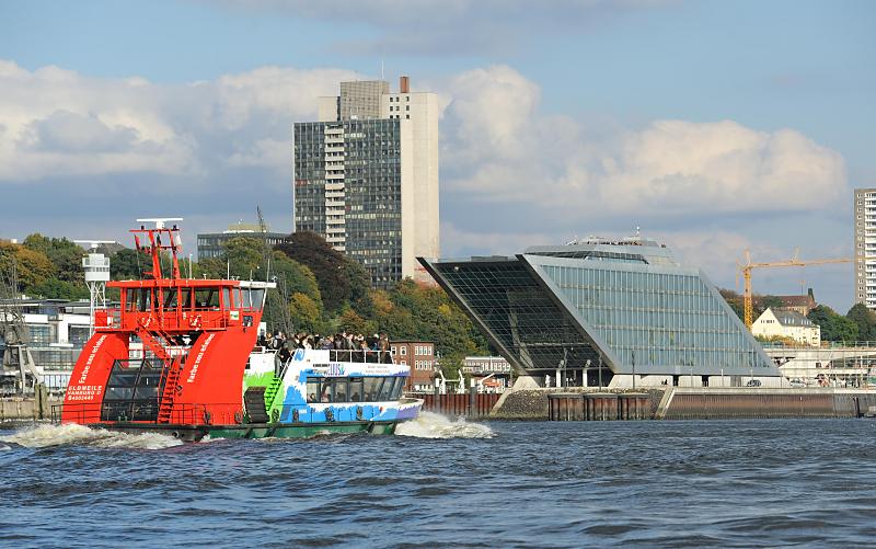 794_0149 Blick auf Hamburg Altona; eine Hafenfähre fährt zum Anleger des Altonaer Fischereihafens. | Grosse Elbstrasse - Bilder vom Altonaer Hafenrand.